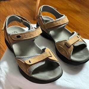 Clarks Tan and Gray Wave Walker Sandals 🩴 🏖️